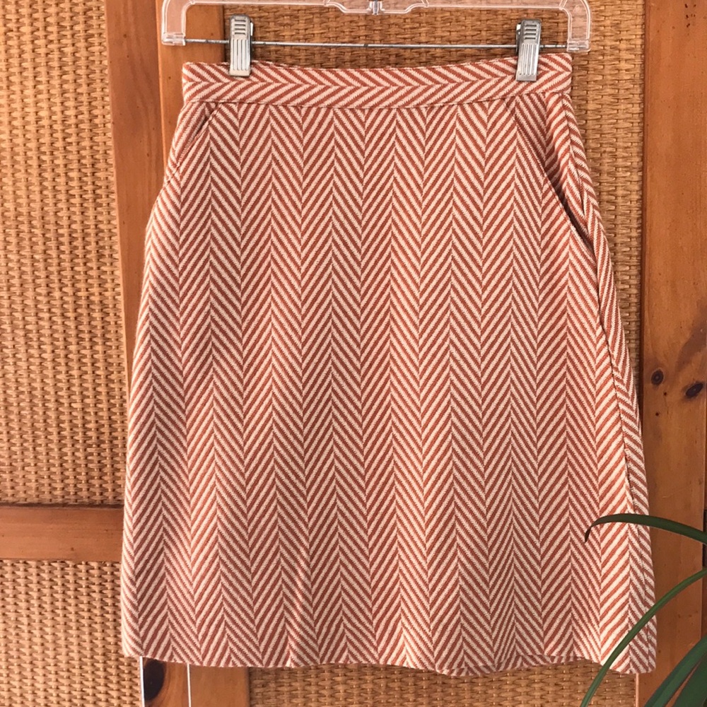 Chevron patterned skirt with pockets Size 1